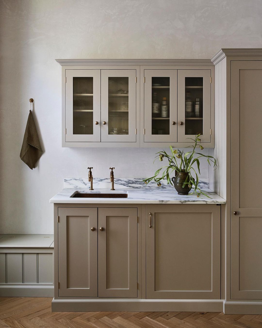 what colour goes with taupe kitchen        <h3 class=