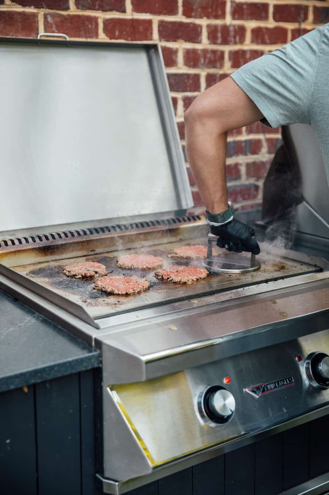 How to Make the Tastiest Smash Burgers on a Teppanyaki Flat Top Grill ...