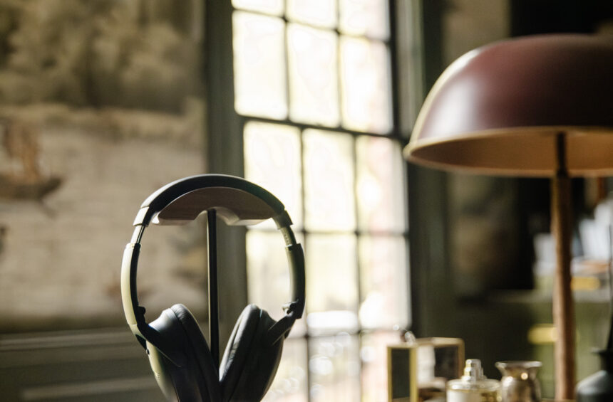 The winner of the over-the-ear headphones test, Bose headphones on a headphone stand in the study