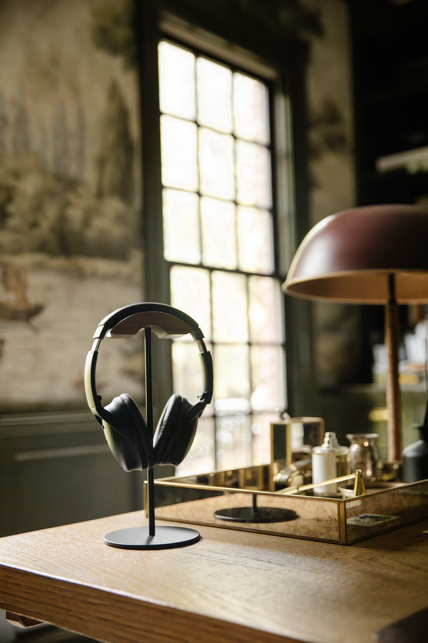 The winner of the over-the-ear headphones test, Bose headphones on a headphone stand in the study