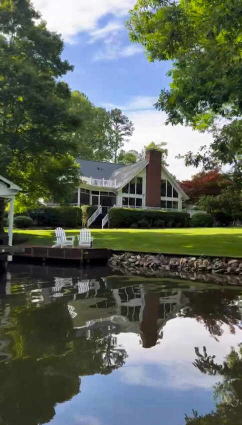 A modern cottage house next to a lake