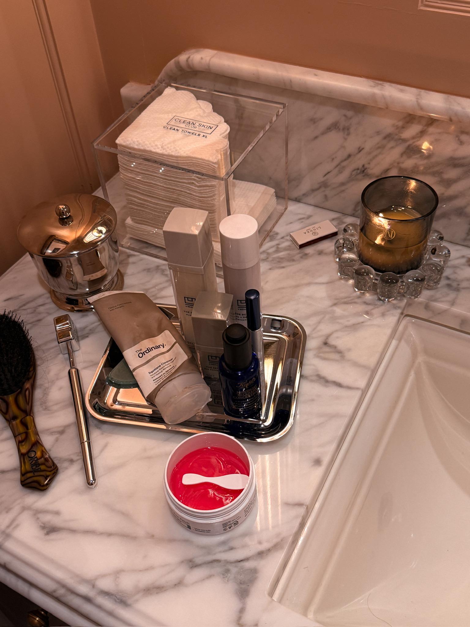 High-quality disposable face towels displayed on a marble bathroom countertop, ideal for skincare and facial cleansing. Perfect for hygienic use and easy disposal.