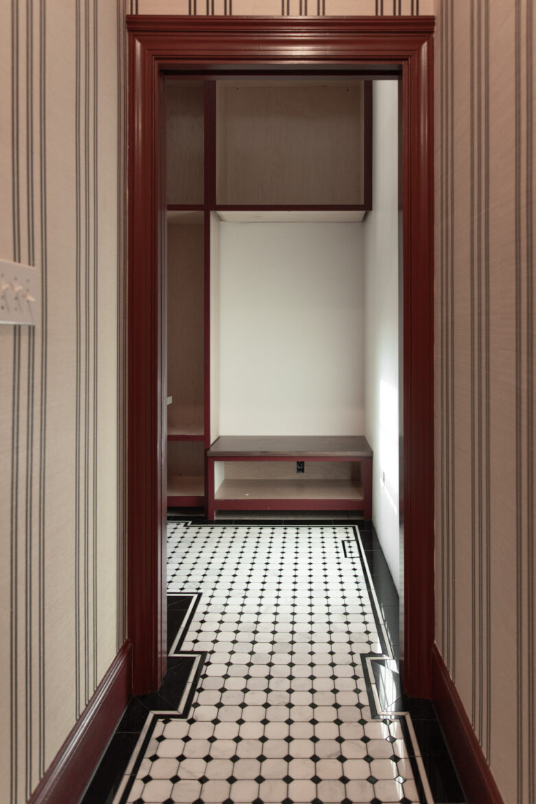 Black & white marble tile pattern in a back hallway