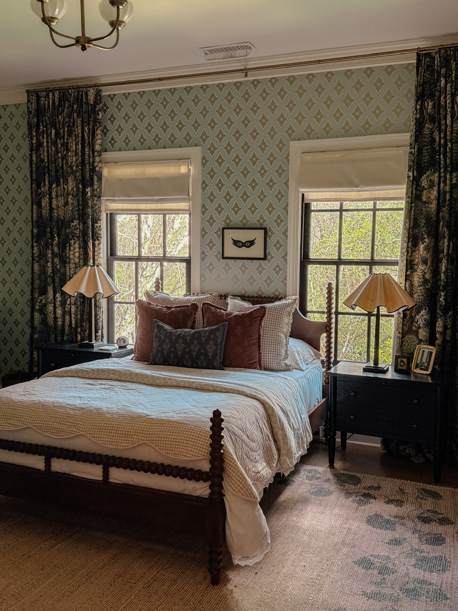 Black and iron scalloped table lamp on a girl's bedroom nightstand