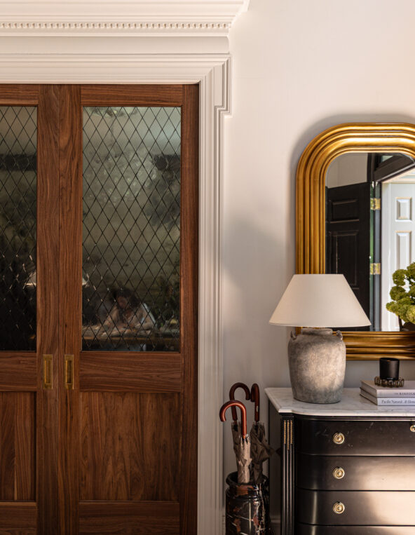 Stylish wooden sliding door featuring diamond-patterned glass, adding a touch of sophistication to interior decor. Perfect for enhancing room privacy while maintaining a classic aesthetic.